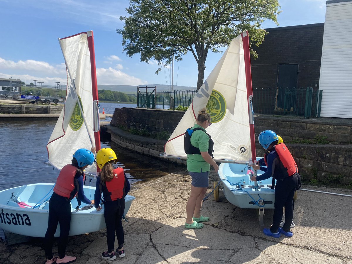 The sailors assessed the wind conditions and discussed a course to take before going outside to build their boats.👌⛵️😃@RYA_NW @realrochdale @CLOtC