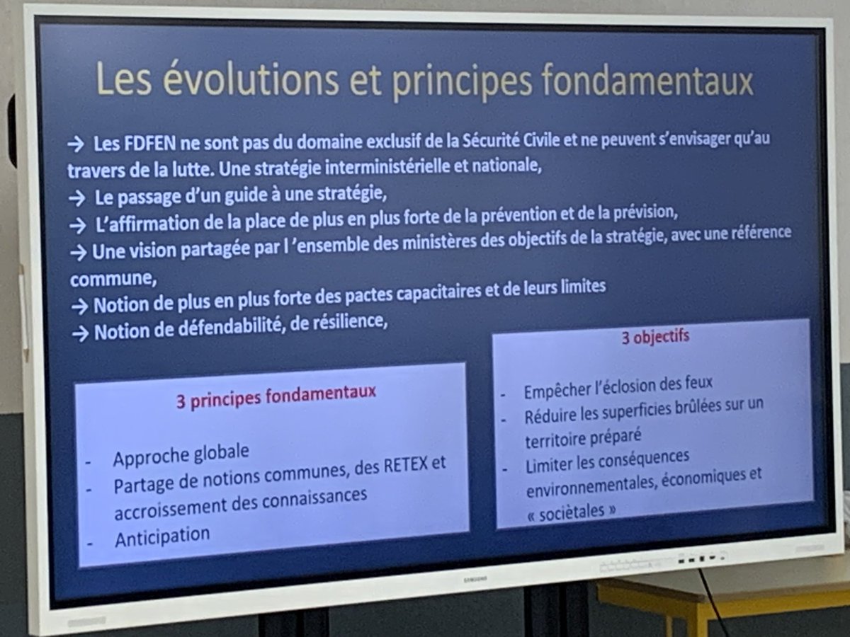 Le Ltn-col MESCHINI , chef de groupement des opérations du Sis 2B présente les évolutions et les principes fondamentaux de la prévention et de la lutte contre les feux de forêt. Une réflexion interministérielle et une déclinaison territoriale en interservices. @SIS_2A