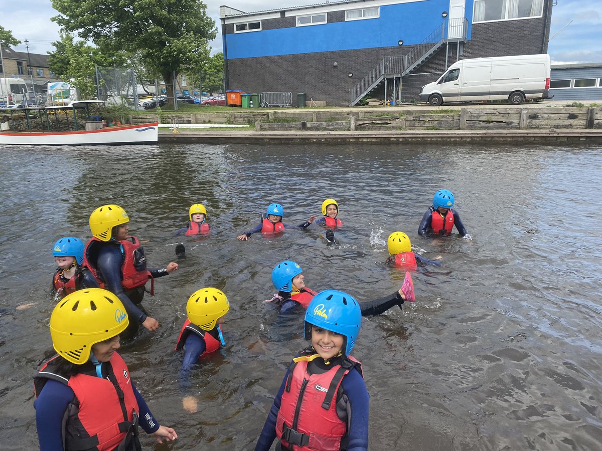 After lunch they set a new course to sail. The session was ended with some splashing and swimming in the harbour.⛵️👌💦💦⛵️@RYA_NW @realrochdale