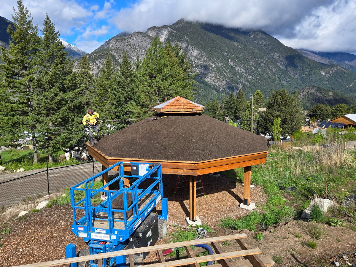 We love installations that are outside of the box, challenging the limits of what you can do with even the simplest of buildings. This gazebo is a perfect example of this, using our SkySoil to take aesthetics and functionality to the next level. #Denbow #greenroof #heightsafety
