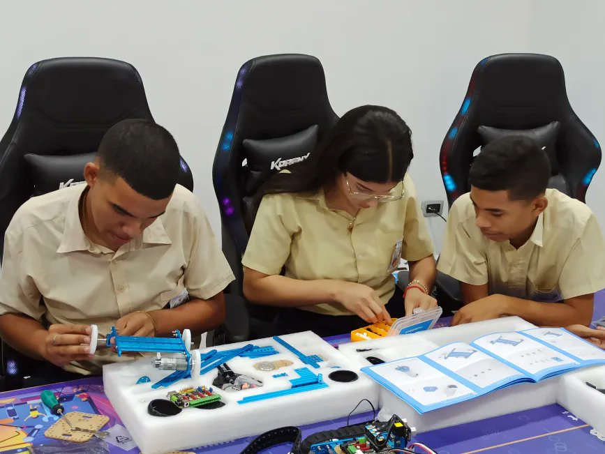 Sabías qué? | Los talleres de robótica educativa 🤖 siguen formando a la generación del futuro 🇻🇪.

Una nueva jornada se desarrolló en el núcleo de robótica de Fundacite Falcón junto a estudiantes de la UE Colegio "Nuestra Señora de Guadalupe".