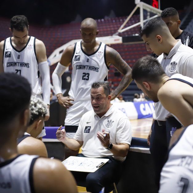 🏀⚫️⚪️ | Após ser eliminado do por 2 a 0, em uma série de melhor de três jogos, pelo Paulistano, nas oitavas de final do NBB, ficou definido que o treinador Silvio Santander não continua no Corinthians na temporada 2024/25. A temporada 2023/24 foi considerada ruim pela…