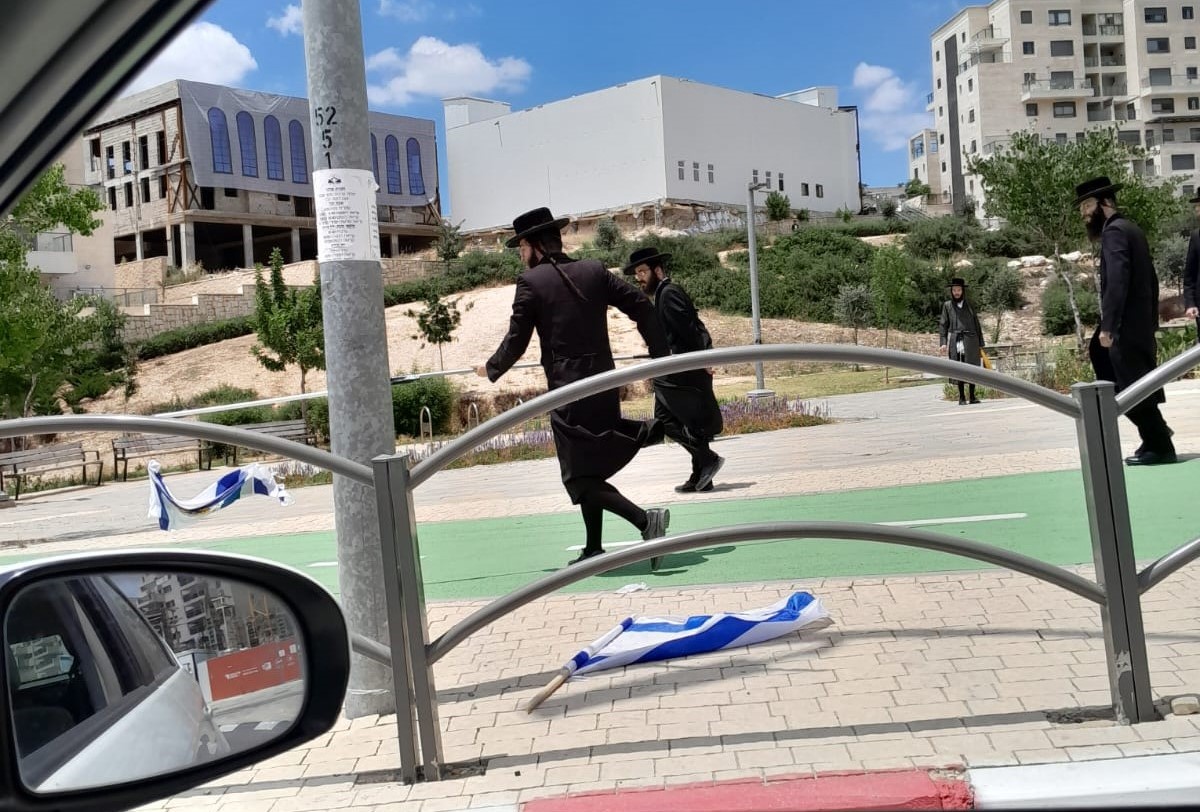 Palestinian Jews ripping off Israeli flag from Building in the City of Bais Shemesh, 30 kilometers west of Jerusalem, today, on the Israeli Independence Day
