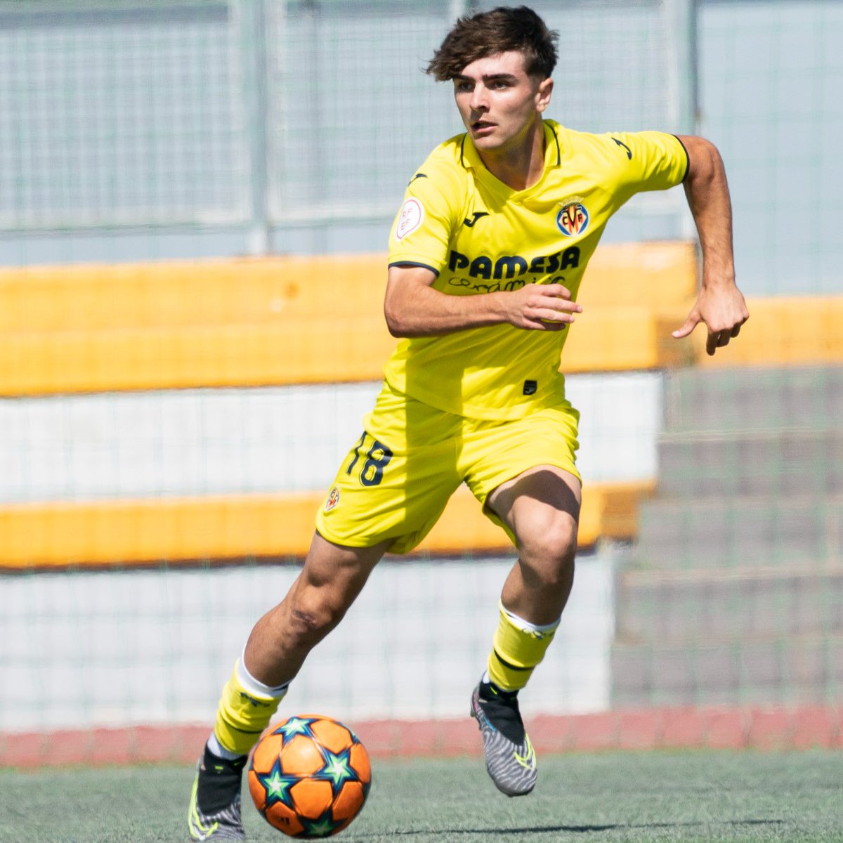 Lo mismo te da un pase de gol que te configura la impresora. El Juvenil 𝐒𝐞𝐫𝐠𝐢 𝐉𝐮𝐚𝐧, centrocampista e informático en el @VillarrealCF ⚽💻 📲 Su historia: villarrealcf.es/centrocampista…