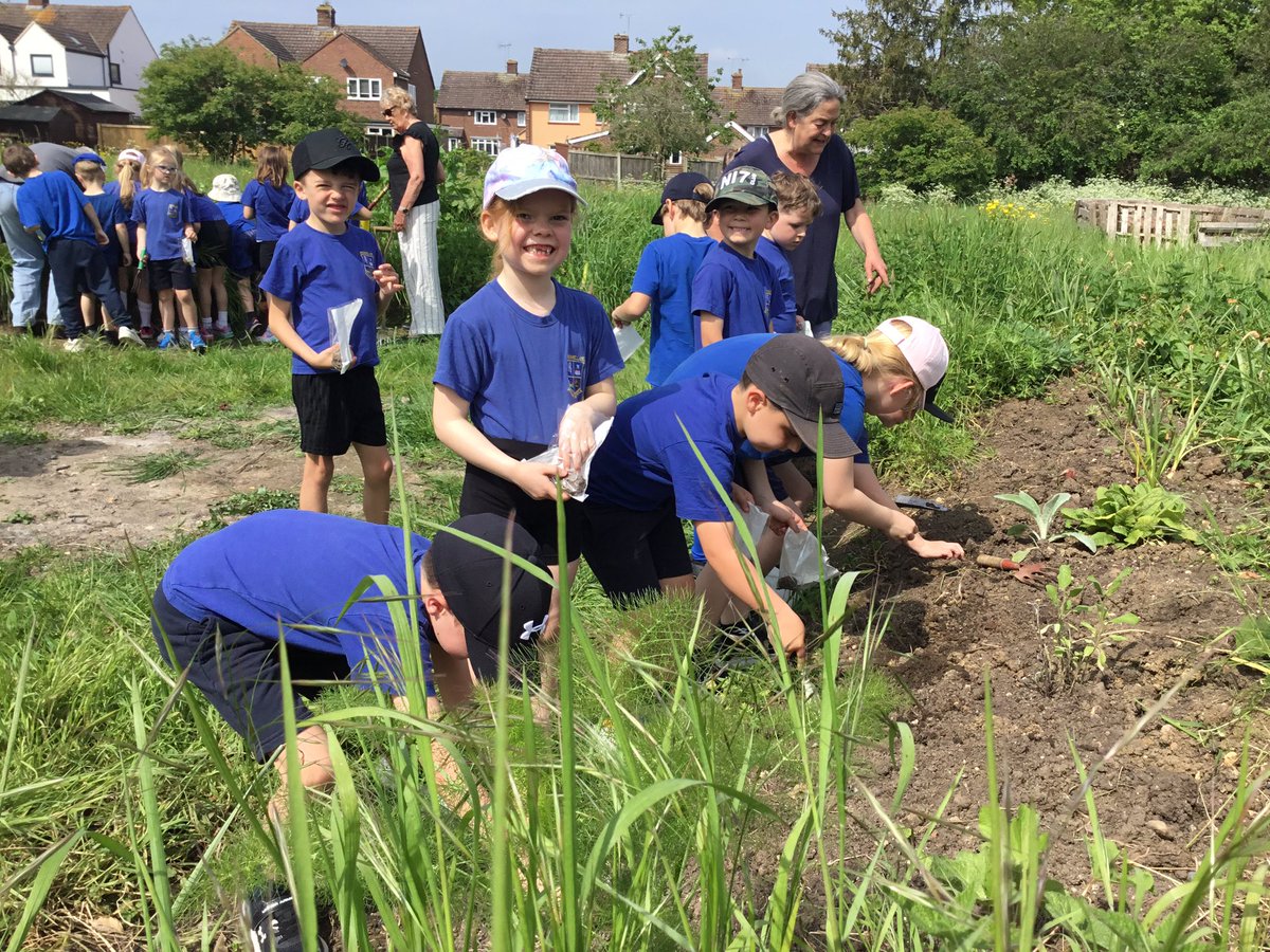 We had so much fun planting our seedbombs in the new sensory garden in the churchyard 🌻🌷🪻