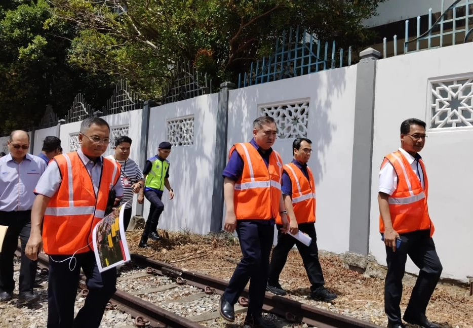 RailwayAssetsMy's tweet photo. Turut hadir dalam lawatan ini adalah Ketua Setiausaha @MOTMalaysia Dato’ Jana Santhiran Muniayan, Ketua Pegawai Eksekutif RAC Dato' Azhar Ahmad dan Ketua Pegawai Eksekutif Kumpulan @ktm_berhad Datuk Rani Hisham Samsudin.
#teamRAC 
#MalaysiaMADANI https://t.co/nvsz0cREeE