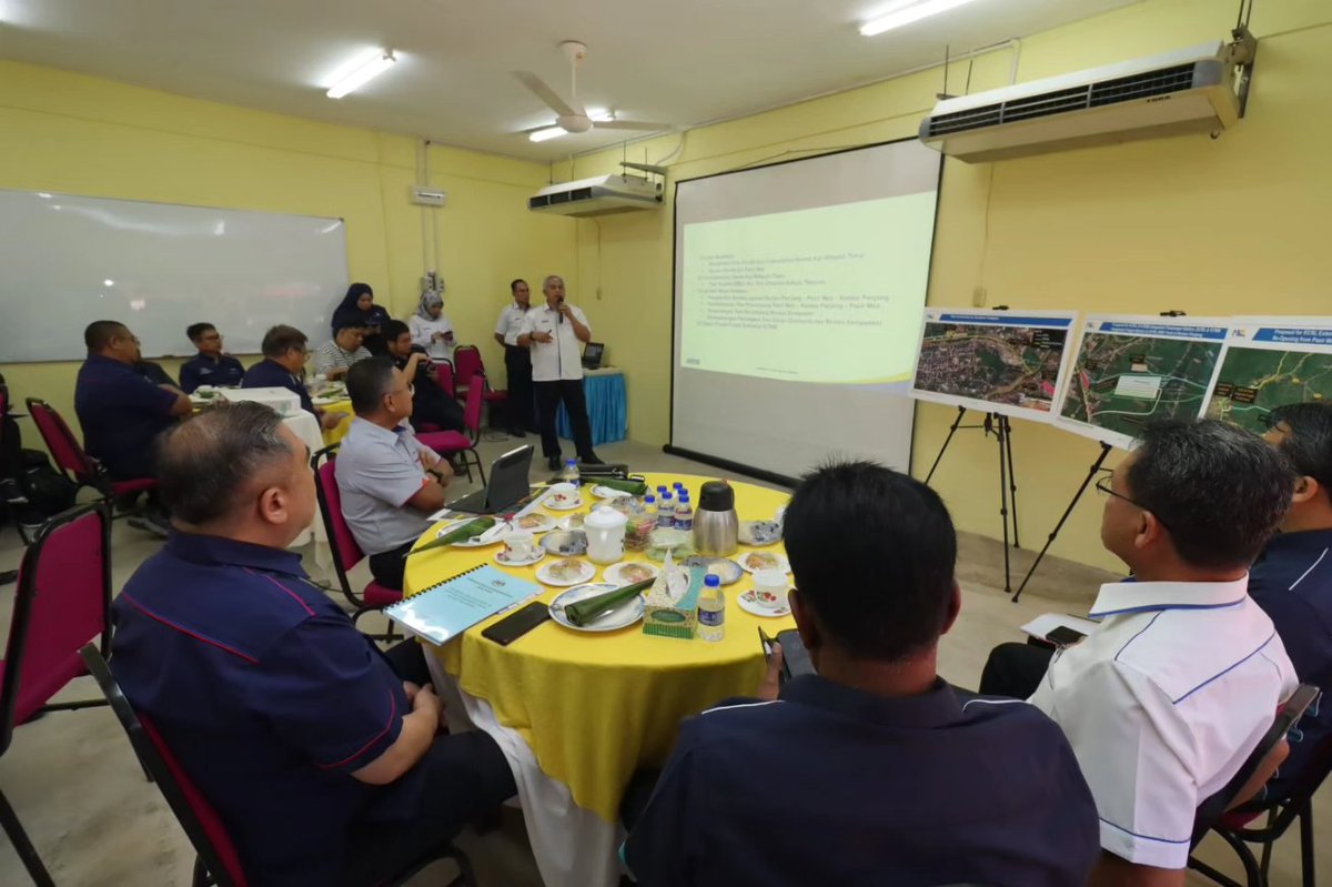 RailwayAssetsMy's tweet photo. Turut hadir dalam lawatan ini adalah Ketua Setiausaha @MOTMalaysia Dato’ Jana Santhiran Muniayan, Ketua Pegawai Eksekutif RAC Dato' Azhar Ahmad dan Ketua Pegawai Eksekutif Kumpulan @ktm_berhad Datuk Rani Hisham Samsudin.
#teamRAC 
#MalaysiaMADANI https://t.co/nvsz0cREeE