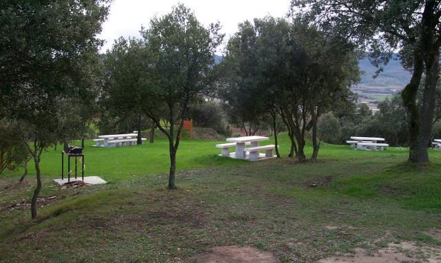 Araba's tweet photo. 🌳📍 Arakatu #Araba.ko atsedenguneak inoiz ez bezala!

#GeoAraba.k aisialdi-guneen mapa xehatu berri bat aurkezten dizu. Bertan eskuragarri dauden zerbitzuei buruzko informazioa aurkituko duzu: mahaiak, parrillak, iturriak, komunak, aparkalekua...

➕ https://t.co/rqZzen1CgS https://t.co/ZGSVk69AUM