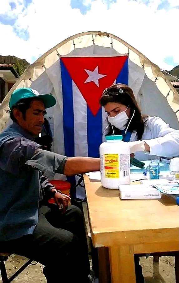 Atención 🇨🇺| #CubaPorLaSalud Está en Tendencia! ♥️💯 Vamos a darle una vuelta al mundo con un RT 👉 ¡ Médicos y no Bombas!