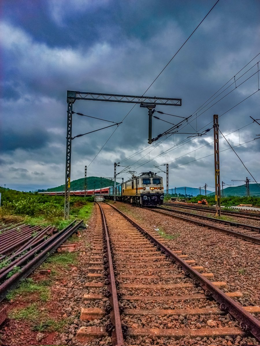 Here, VSKP WAP7 39199 with late running 18447 Bhubaneshwar-Jagdalpur Hirakhand Express at a beautiful curve. . 📍Damanjodi Railway Station . @AshwiniVaishnaw @ecor_railfans @OdishaRail @RailMinIndia . . #PhotoMode #railways #NaturePhotography #Weather