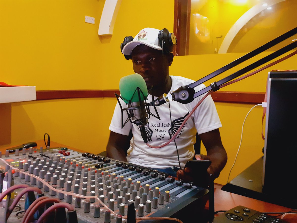 kyakafmradio's tweet image. EkyoojoBaba is live in #EveningVibe on @kyakafmradio, tune in and enjoy fun filled ride till 7pm.
#LeaveAComment