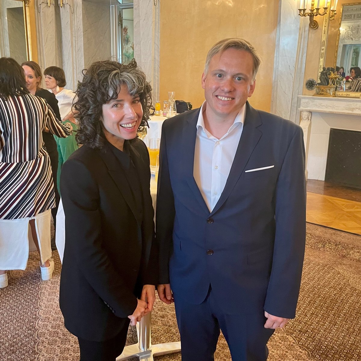 Wir waren heute in der Hofburg mit Signalchefin @mer__edith, um über die Bedeutung von verschlüsselter Kommunikation & einem Geschäftsmodell, dass unsere Privatsphäre und unsere Demokratien massiv gefährdet aufzuklären. Danke für den guten Austausch!