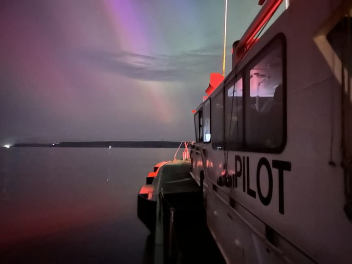 What a beautiful shot of the aurora borealis over the Milford Haven Waterway on Friday night by our team #northernlights #milfordhavenwaterway #team