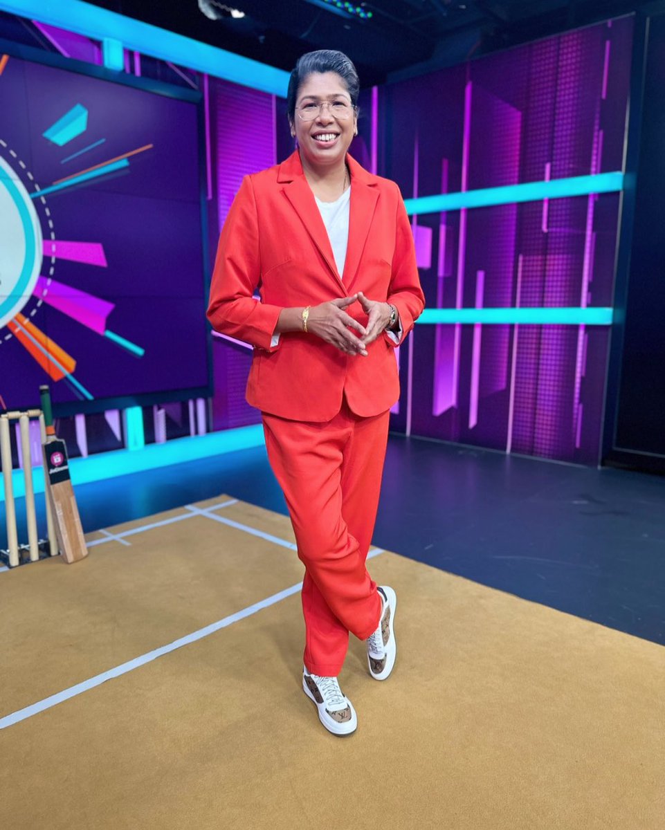 JhulanG10's tweet photo. When you love what you do, you take it with you to #BTS! ๐
#CommentatorLife
#IPLonJioCinema #BanglaIPLonJioCinema #IPLFever #BTS #Commentary #MondayMood #MondayVibes https://t.co/kfIrB3fHo2