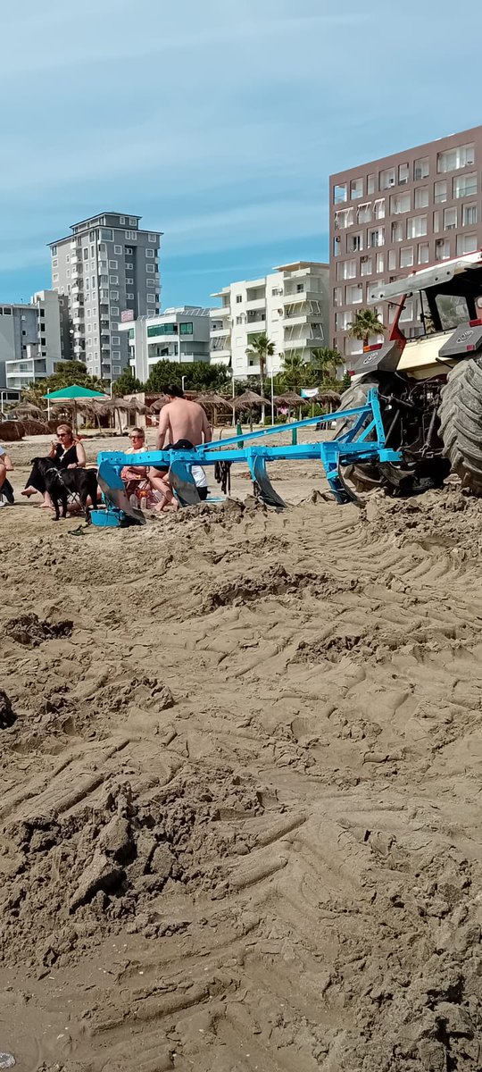 Na pláži asi letos zasaděj brambory 😁

Ne, to se vám chystá nové měkkoučké ležení aneb navezli písek!  ⛱️😉