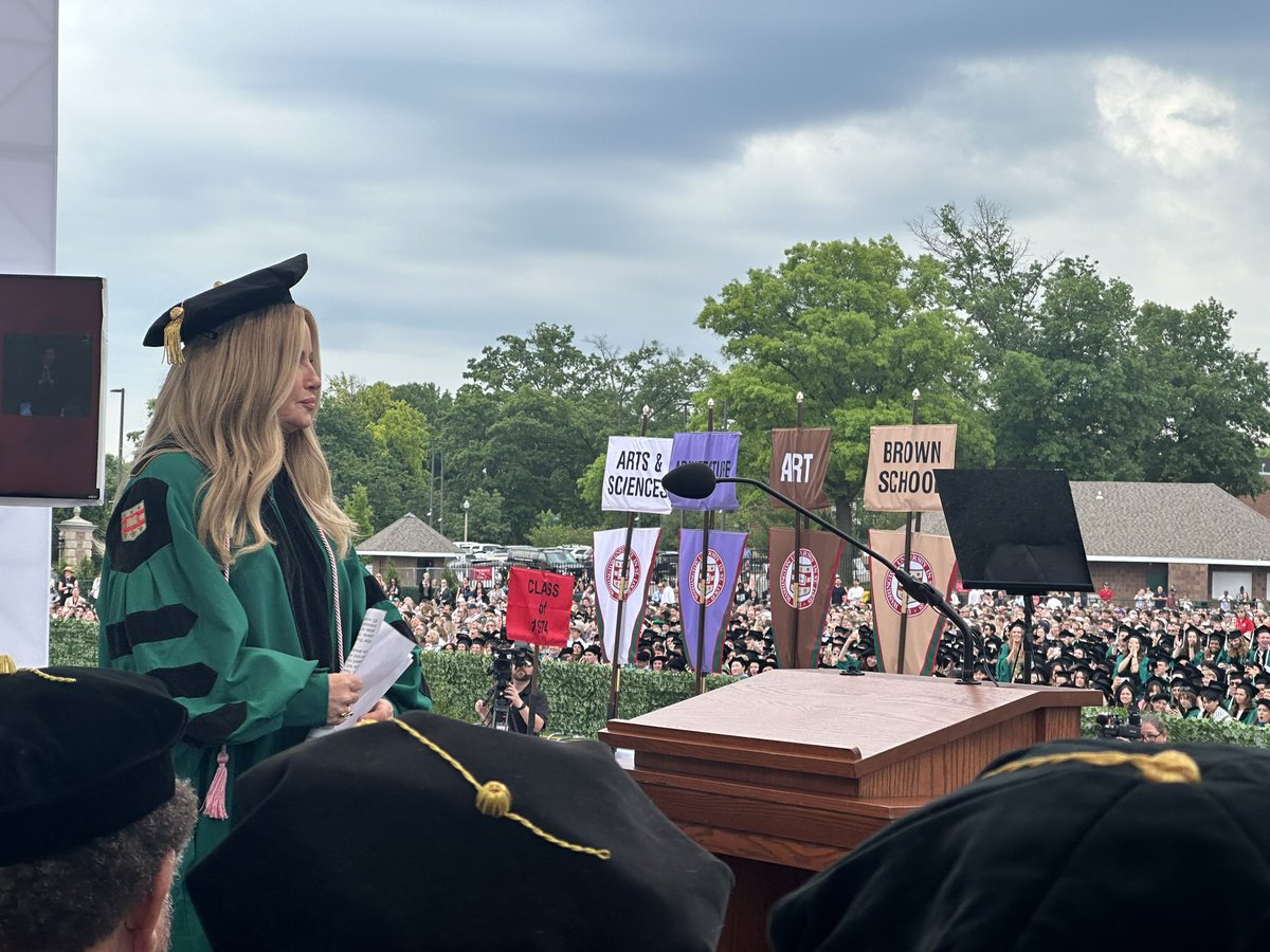 Jennifer Coolidge takes the stage #WashU24 @SamFoxSchool @WUSTL