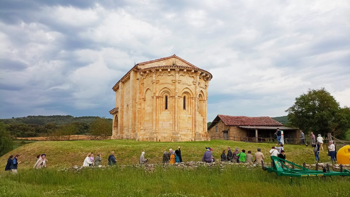 Desde @AstrolabioR nos mandan esta bonita instantánea de San Vicentejo. El pasado sábado disfrutaron del patrimonio románico de Estíbaliz con Asier de @AlavaMedieval y con nuestro compañero Ricardo se visitó Armentia, San Vicentejo y Treviño. Fue todo un placer, eskerrik asko 💚