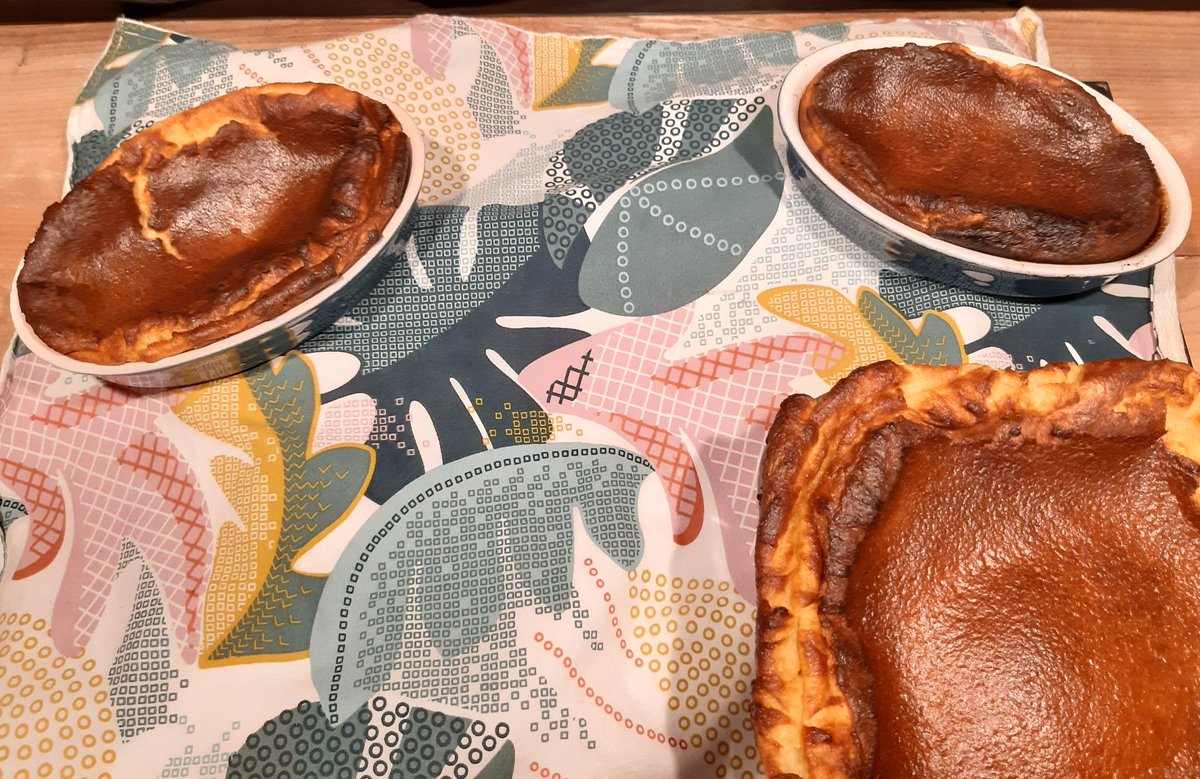 C'est l’heure du goûter ! 
Far Breton maison nature ou aux pruneaux façon ma grand-mère maternelle Anne qui était cuisinière et couturière dans les Manoirs de Keremma en Finistère Nord
Je veux lui rendre hommage et la remercier pour tout ce qu’elle m’a transmis 🤍