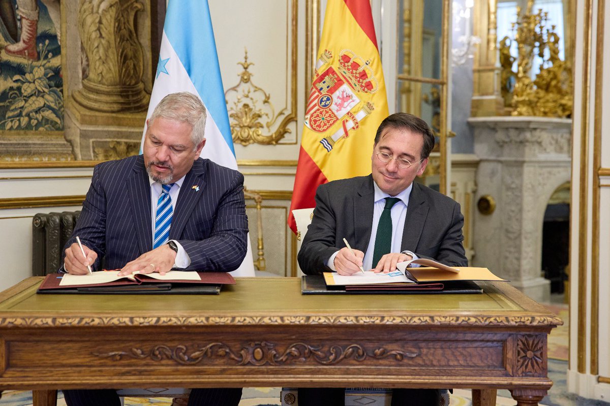 Productivo encuentro con mi homólogo de Honduras @EnriqueReinaHN. Hemos abordado nuestras relaciones bilaterales y la Comunidad Iberoamericana de Naciones. Hemos firmado un acuerdo para la promoción del español en la diplomacia y OOII y otro para el canje permisos de conducción.