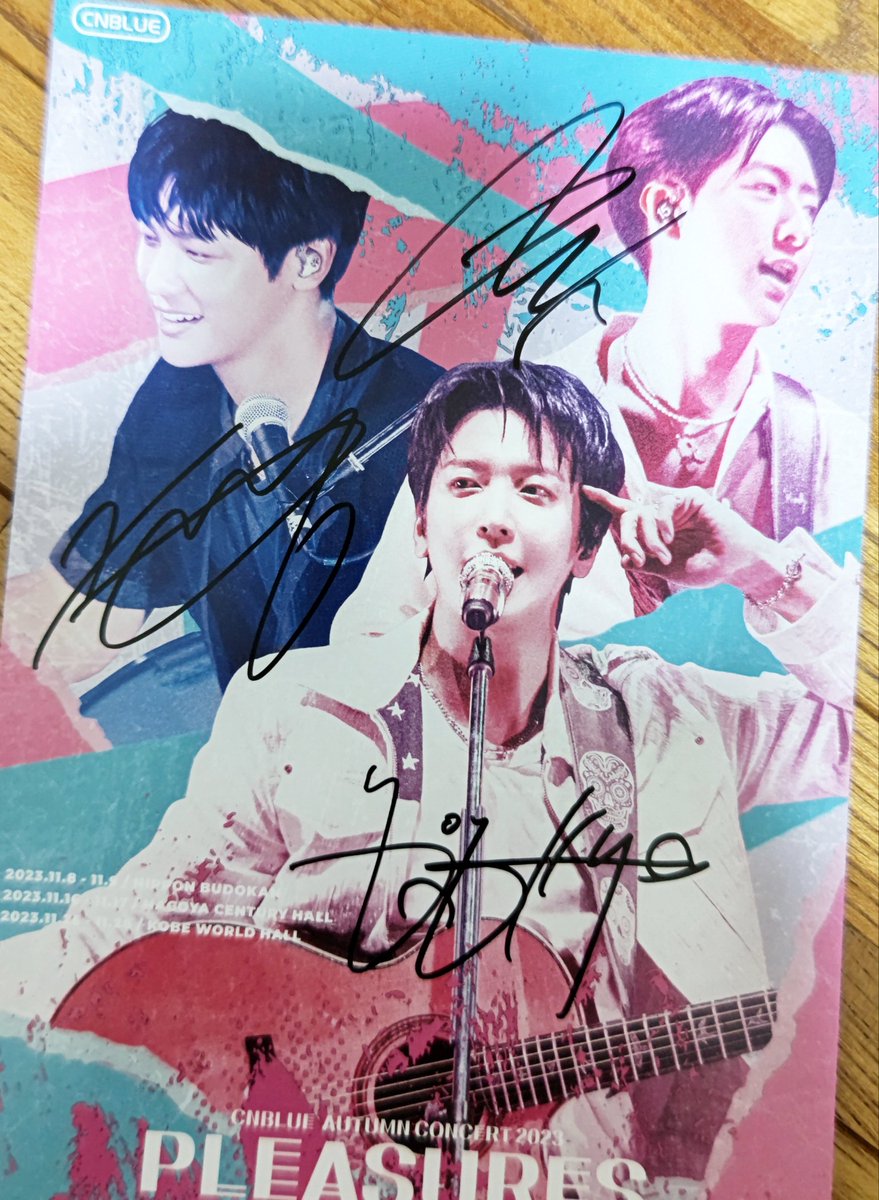 昨日届いたCNBLUEのサイン
ジョンシンがインスタの
リール動画で上げてくれた
해보고싶었움（やってみたかった）
で床に落ちたポスカ
何回見ても3人の筆跡とサインの場所が
うちに届いた物と激似🤔
ヨンファさんのサイン部分に変な跡があるし🤔
まさかこれで遊んでた？
勝手な独り言です😅

#CNBLUE