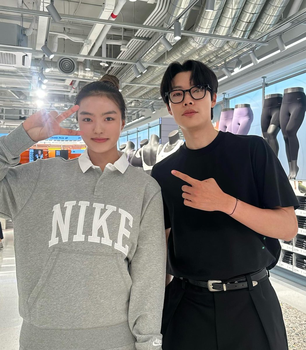 류준열 몸이 살짝 커진거 같은건 기분탓?