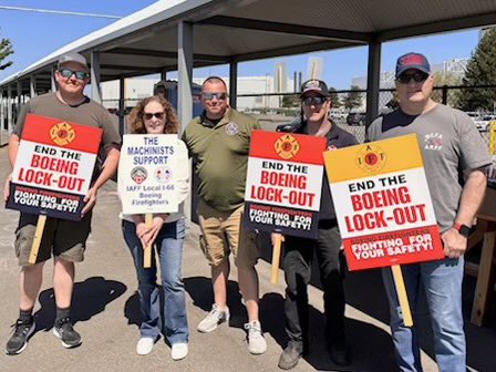 When #IAFF members are fighting for decent pay from a multi-billion-dollar company - our friends show up 💪🔥

Oregon’s @RepValHoyle stopped by the @BoeingFFs picket line in Renton and brought sandwiches and coffee to our members during her layover in Seattle. 

#1u #solidarity