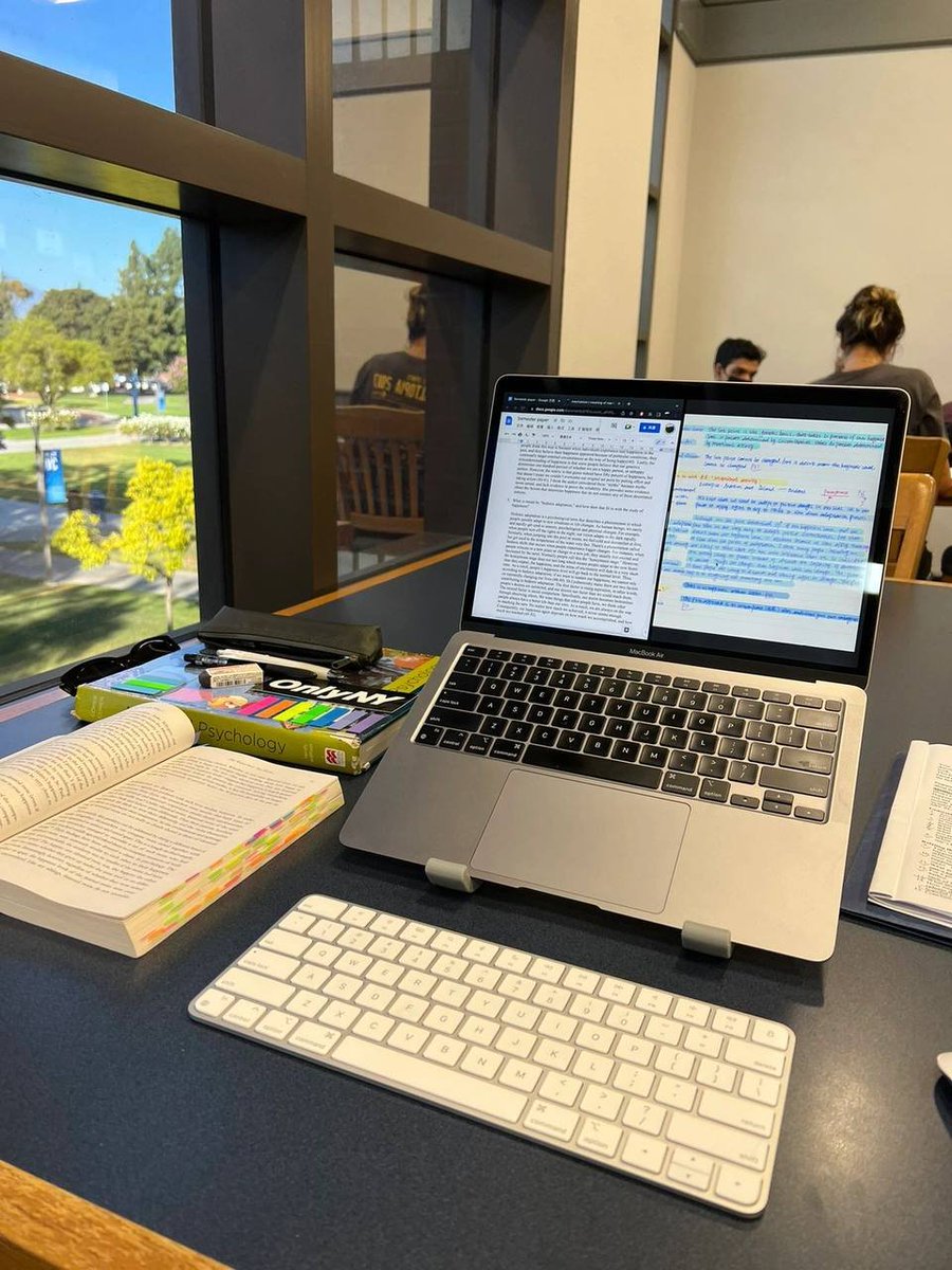 SakuraFall658's tweet image. With a cup of coffee and a book, I can sit quietly in the store for half a day. Books are food for the soul, reading is exercise for the soul