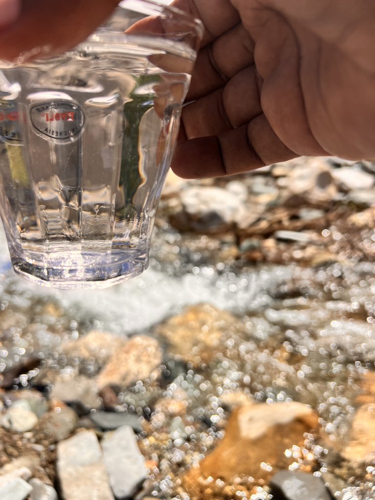 Manually measuring the water turbidity of the flowing  spring water by using a 100% transparent cup.

#SomalilandWaterSources 
#WaterQualityAnalysis
