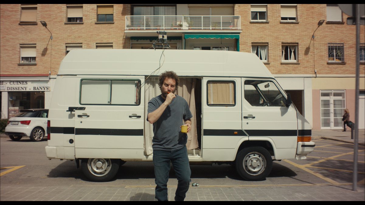 Teidees's tweet image. 🎬 Ja tenim en marxa el rodatge de #LaFurgo 🚐! Una pel·lícula dirigida per @eloycalvo i protagonitzada per @PolicarpLopez ✨

Una road movie sense sortir de Barcelona, que adapta el còmic de @martintognola i @RamonPardina ✍️🏼

📢 Seguirem informant!