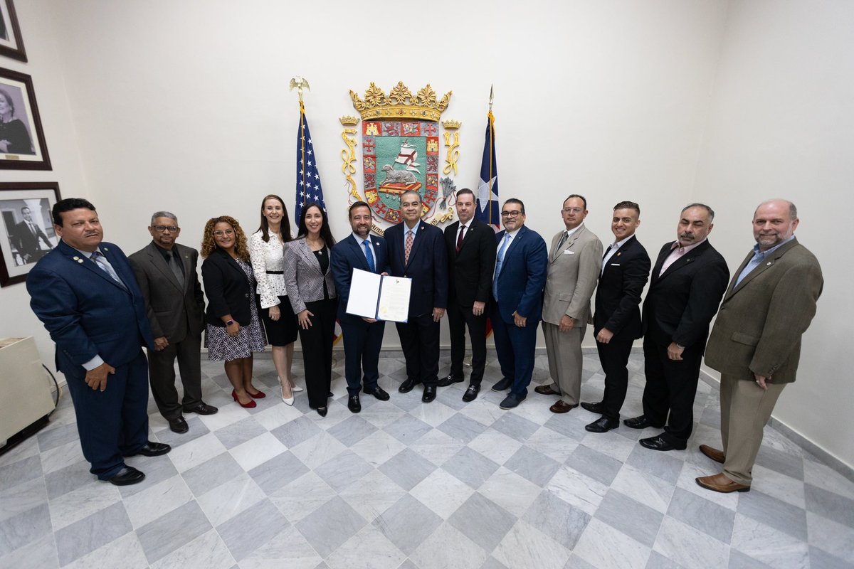 prsecestado's tweet photo. Lectura y entrega de la Proclama con motivo de la Semana de los Ingenieros y Agrimensores y el 86 aniversario del Colegio de Ingenieros. Destacamos la importancia de estos profesionales encargados en reconstruir nuestro Puerto Rico. ¡Felicidades! https://t.co/0fJsAepgC4