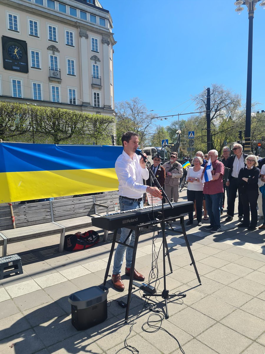 🇺🇦🇸🇪 Idag var Norrmalmstorg fullt o vi hade ett gäng talare: <a href="/NiklasNordstrm6/">Niklas Nordström</a>, <a href="/AnnaMariaCB/">Anna Maria Corazza Bildt</a>, <a href="/AbirAlsahlani/">AbirAlsahlani</a>, <a href="/STFUtacticats/">STFU Tacticats</a>, <a href="/OpChangeSweden/">OperationChange</a>. Timyr och Björn Ende sjöng suveränt som alltid.

Tack alla som kom! Hälsar <a href="/ghokmark/">Gunnar Hökmark</a>, <a href="/FredrikMalm/">Fredrik Malm</a> och volontärsgänget.

Slava Ukraini 🇺🇦