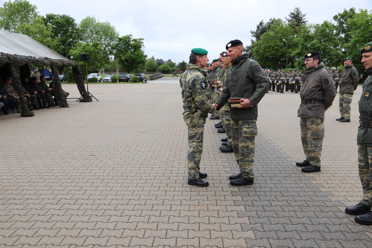uogsteiermark's tweet photo. #Congratulations Verdiente Soldaten der 7. Jägerbrigade für besondere Leistungen im vergangenen Jahr ausgezeichnet: Oberwachtmeister Michael B. und Oberstabswachtmeister Mathias M. aus der Steiermark: https://t.co/cLhiGQ0FYS #UOGST #UOGSteiermark #Bundesheer #Unteroffizier https://t.co/1IXxBia9K6