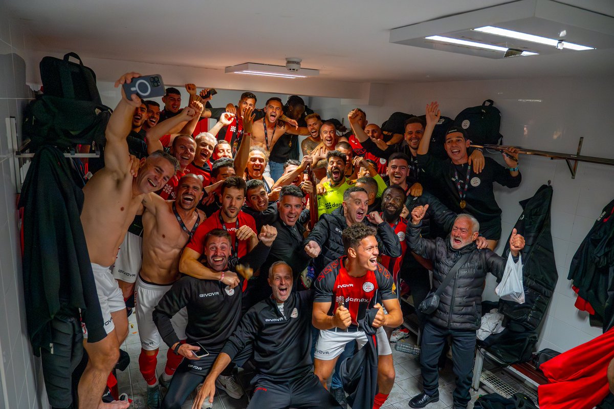 League Champs🏆 

What a way to finish the season, to be crowned champions on the last game! Now to look forward to a summer of European competitions⚽️