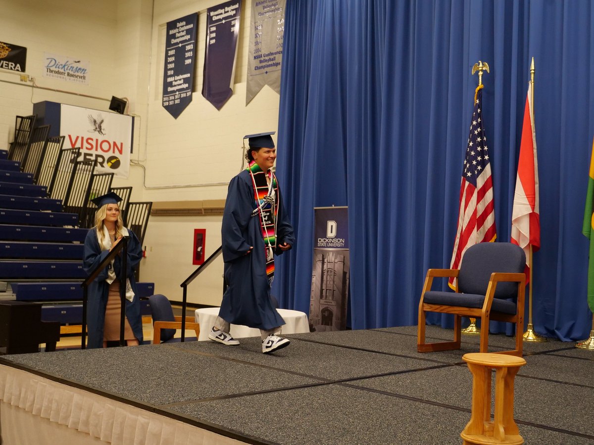 dickinsonstate's tweet photo. We know how hard our amazing softball team has worked. Before departing for the national tournament, a small Commencement Ceremony was held for the student-athletes. Congrats to Alexa Kappel, Cassy Loa, and Dallis Mitchell! https://t.co/9A13xEk8om
#dsusoftball #hawksareup https://t.co/wP6D20hYSw