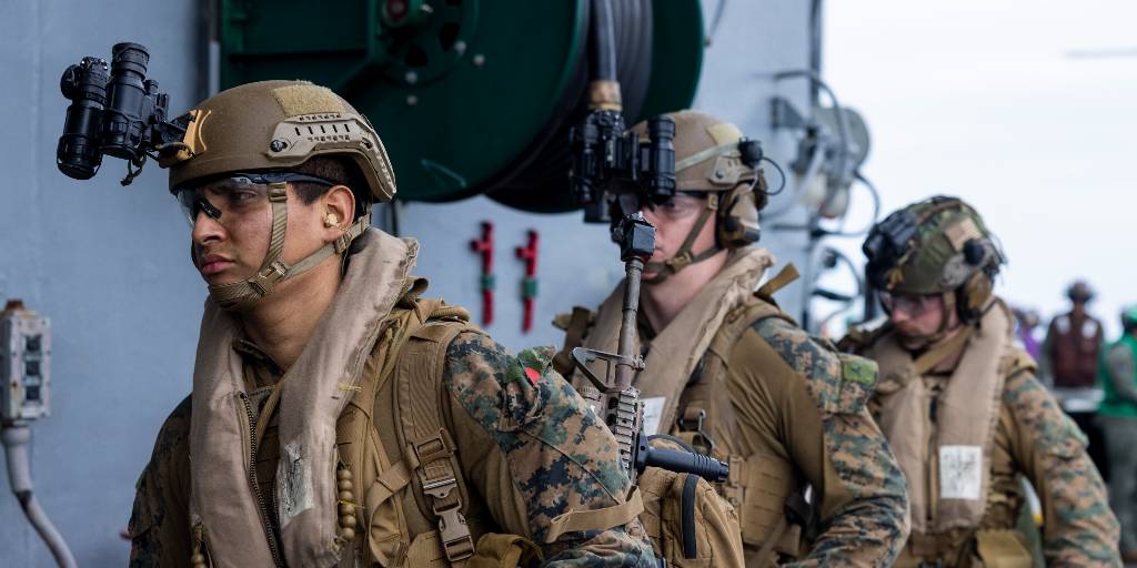 U.S. Marines with @The24MEU, conduct a simulated night raid during Composite Training Unit Exercise (COMPTUEX). Throughout COMPTUEX, the WSP ARG-24th MEU is evaluated across a spectrum of scenarios that determine their readiness to deploy. @USMC @DeptofDefense