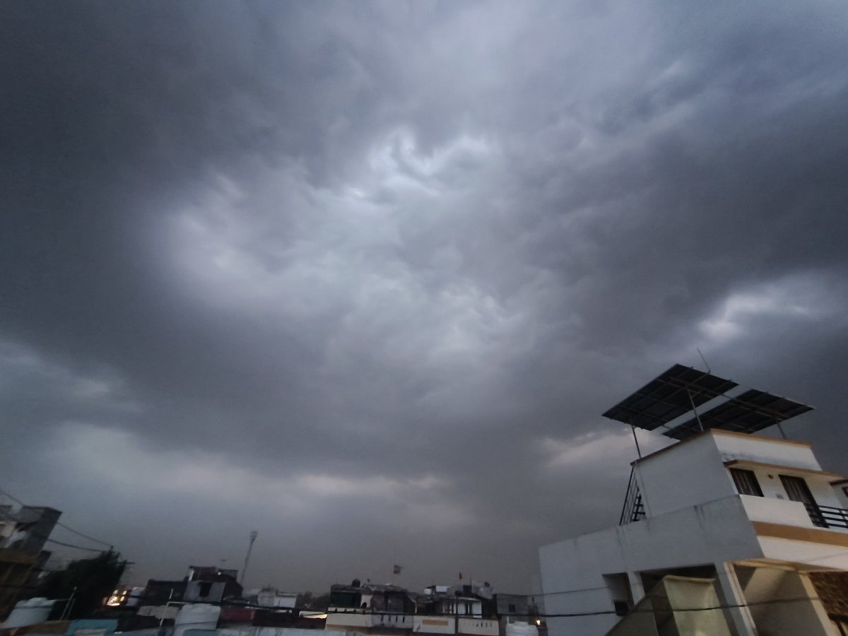 DevanshiMalivad's tweet photo. हवाओ में लिपता हुआ मे।।।।। 
गुजर जाऊंगा तुमको छू के।।।। 
Weatherlove❤🤭
#Rainworld #rains #loveraining 
#Weather #rainy #love https://t.co/kXehOh79Up