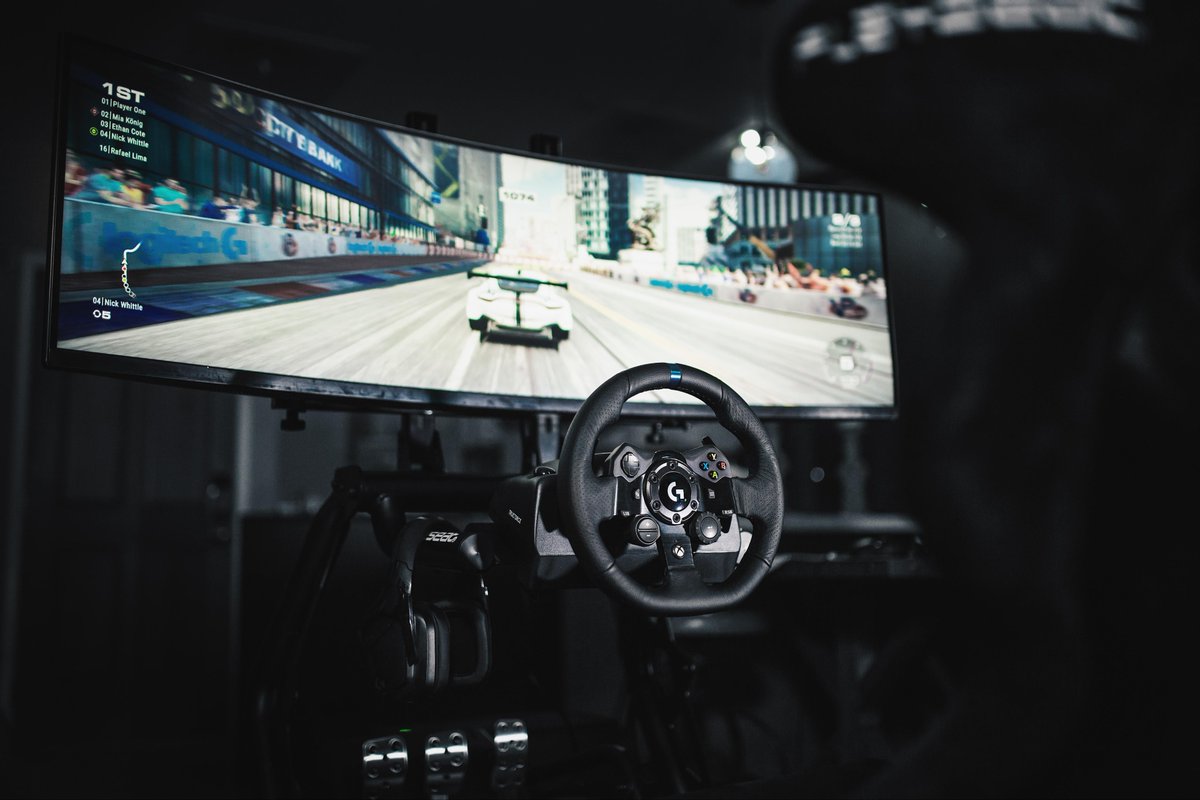 Neste Dia do Automóvel, que tal celebrar acelerando nos maiores circuitos no planeta sem sair de casa? 🏎️ Sinta um grau de imersão na corrida inigualável com os equipamentos de SimRacing Logitech G!