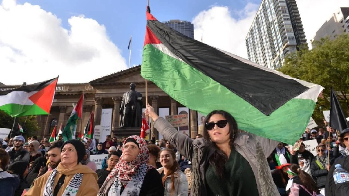 Avustralya'da binlerce kişi İsrail'in Refah'a kara saldırısını protesto etti Avustralya'nın iki büyük kenti Sydney ve Melbourne'da Filistin'e destek için toplanan binlerce gösterici, 'Refah'a dokunma' sloganıyla İsrail'in saldırılarını protesto etti. ortadoguhaber.com/avustralyada-b…
