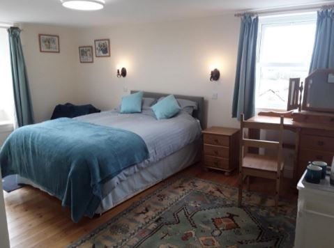 🌾 With 3 beautiful bedrooms to choose from, each well-equipped & designed for your comfort, guests can unwind & soak in the peaceful surroundings at Sharlands Farm. thebandbdirectory.co.uk/14863 #WarmWelcome #Accommodation #Family #Farmhouse #RuralRetreat #Marhamchurch #Bude #Cornwall