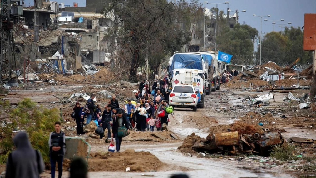 Cibaliya'da Filistinliler, İsrail saldırıları altında bölgeden ayrılmaya çalışıyor İsrail ordusunun Gazze Şeridi'nin kuzeyindeki Cibaliya Mülteci Kampı'na yoğun saldırıları sürerken, Filistinliler bombardıman altında bölgeden ayrılmaya çalışıyor. ortadoguhaber.com/cibaliyada-fil…