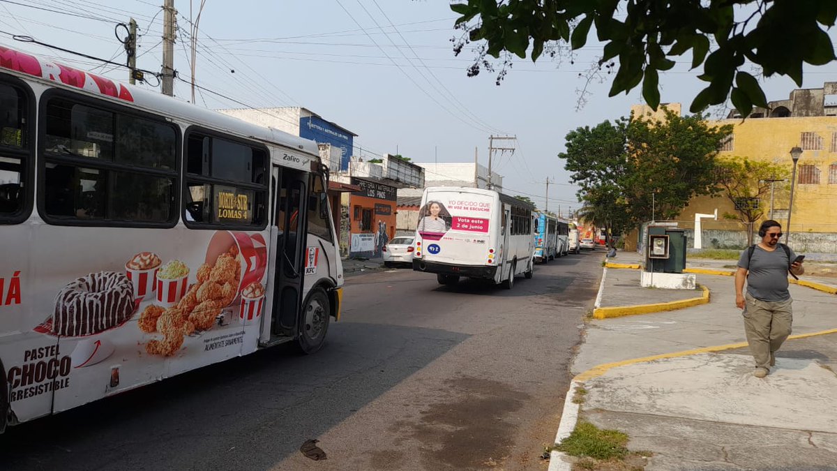 #ChismitoJarocho 📷 #ReporteVial Por manifestación en Rafael Cuervo, los camiones de sur a norte están entrando por el DIF para agarrar la avenida Veracruz. @AyuntamientoVer @PatyYunes #VeracruzCiudadYPuerto #PaTiPalPuerto #VeracruzPuerto #Jarochos #Veracruz2024 @vialver