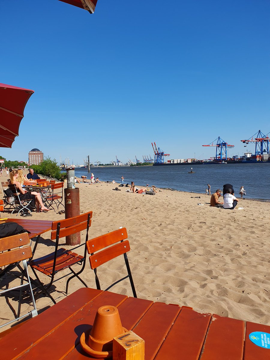 truemmerfeld's tweet photo. ES IST EIN BRAUCH VON ALTERS HER ...
Wer ordentlich radtourt (die Federsattelstütze neu einstellen lässt), darf hinterher auch verschärft in der #Strandperle abhängen. https://t.co/c3rkRRoCwa