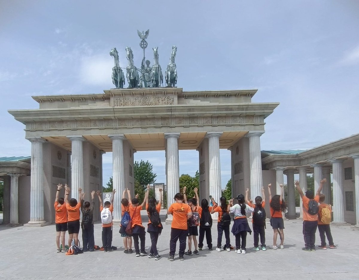 ¡Buenas tardes! En este soleado día os contamos que nuestros alumnos de 5° han disfrutado del buen tiempo en Parque Europa, donde han visitado los distintos monumentos y han jugado a balón prisionero en las camas elásticas 🏀