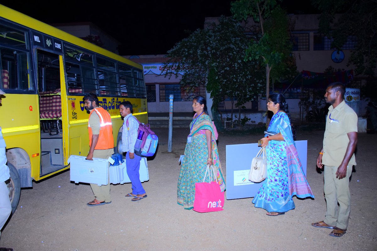 Polling parties after successful completion of polling duty HOP 2024, proceeding to the reception center in Rangareddy District. @ECISVEEP @CEO_telangana #ecispokesperson #Election2024 #ECI #DeshKaGarv #LokSabhaElections2024 @CollectorRRD