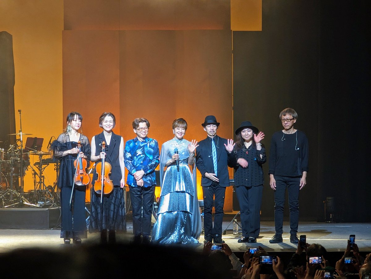 5月12日は東京国際フォーラム ホールＣでの岩崎宏美さんのコンサートへ出かけた。
過去の楽曲も含めて全てが「今」を表現しているようで、聴く側としては夢のような時間と空間に感じられた。
特に筒美京平作品は、あらゆる時代に楽曲が変幻自在に浸透するのでは？と思いながら聴いていた。