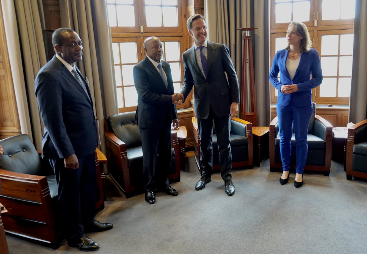 Namibië en Nederland zetten samen in op een groene toekomst. Mijn bezoek aan het land in juni vorig jaar stond in het teken van groene waterstof, net als het gesprek dat @HankeBruinsSlot en ik vandaag voerden met president @DrNangoloMbumba. We spraken over de grote ambities van