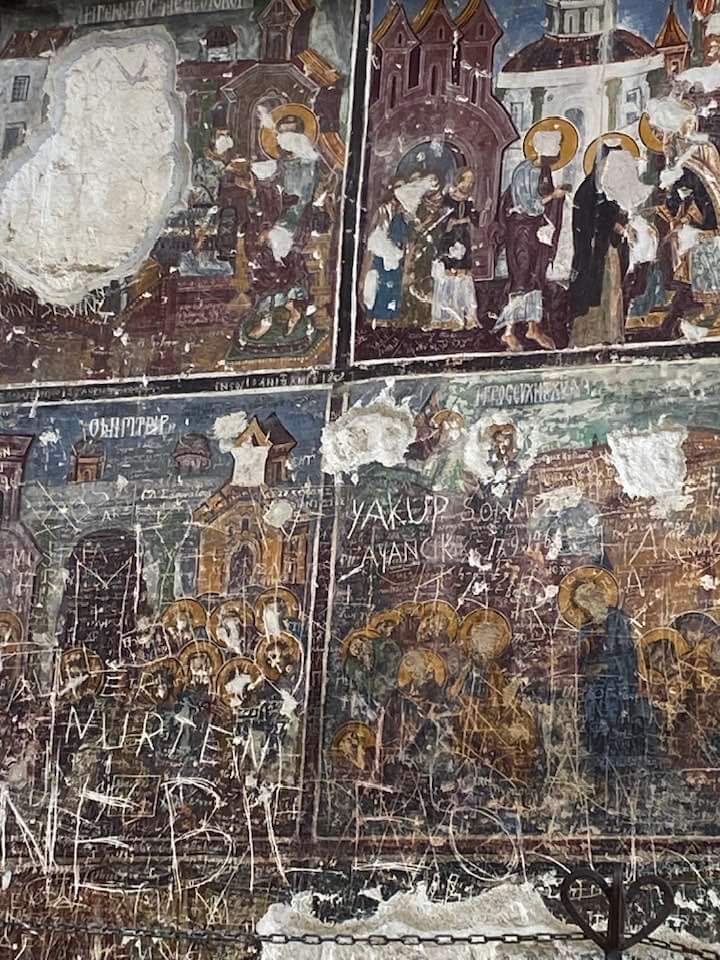 Trabzon'daki Sümela Manastırı'nda bulunan tasvirlere yapılana bakın. Çakıyla mozaiklerin gözünü oyanlar mı ararsın, ismini yazanlar mı ararsın, ne ararsan var. Amına koyduğumun bozkır eşşekleri, Sasani istilasını dahi atlatan eserlerin üzerine Zonguldak kömürü renginde amı olup