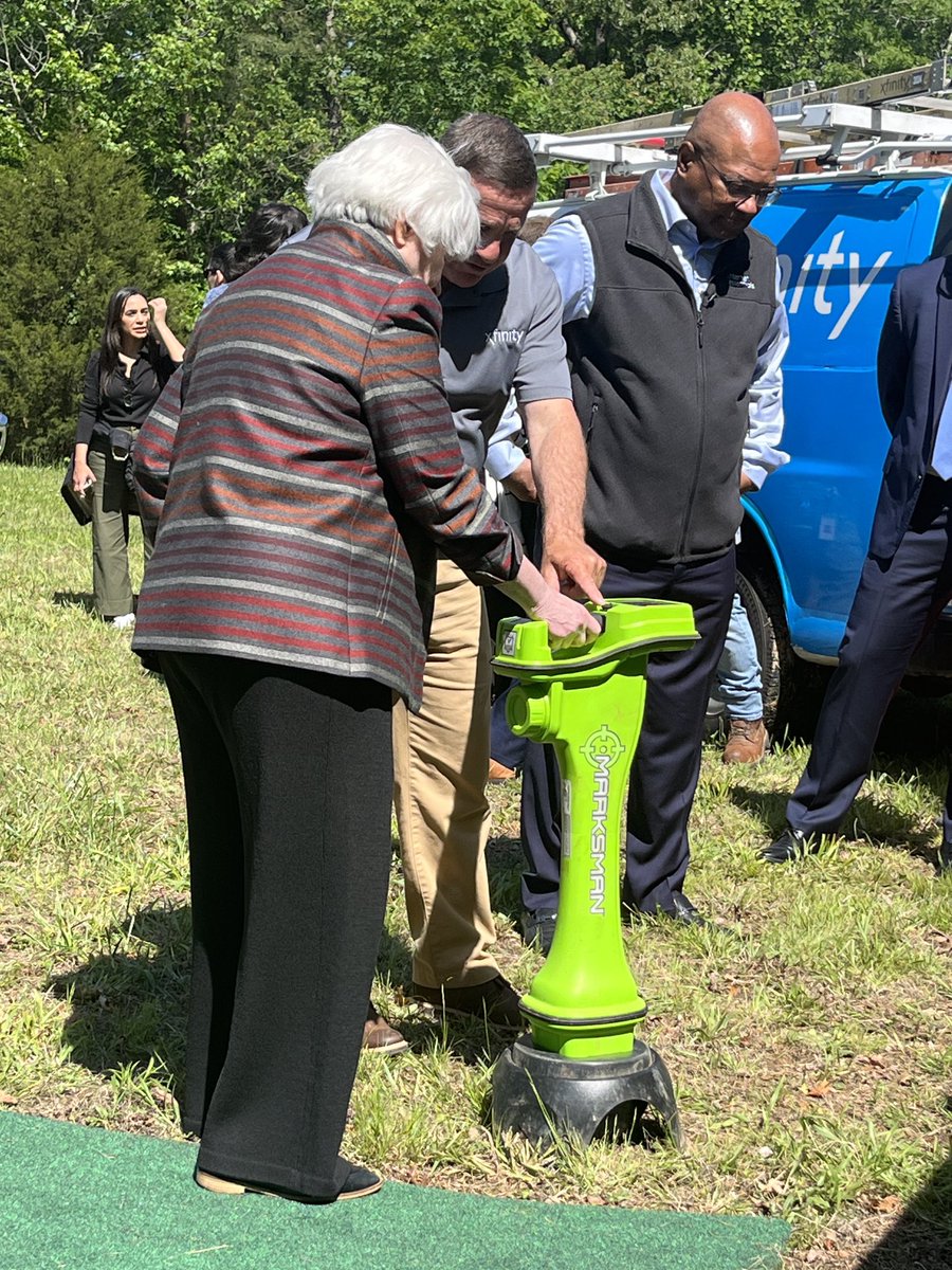 ⁦@SecYellen⁩ checks out #Comcast equipment at a newly completed site that is expanding broadband coverage in Stafford County, VA.