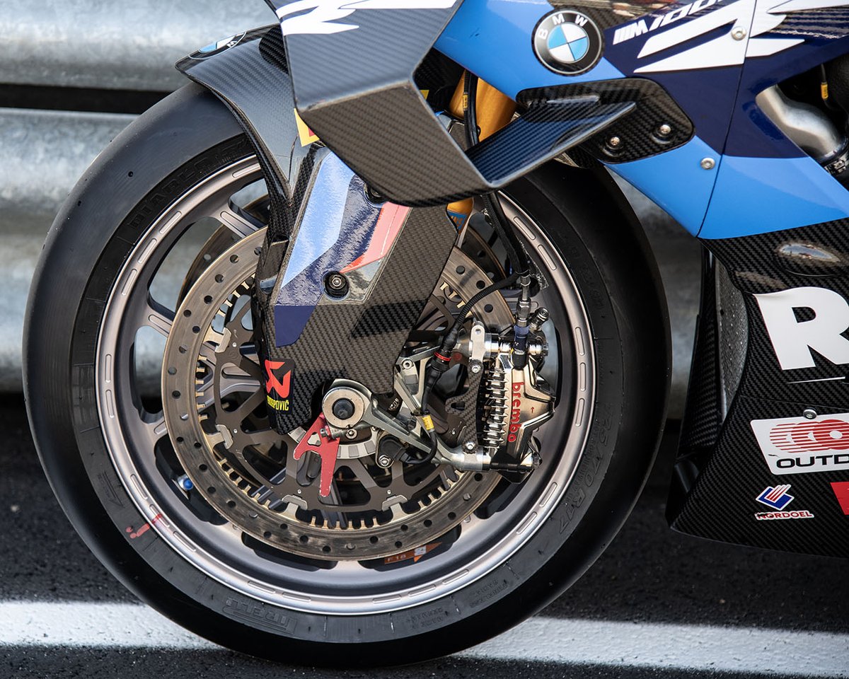 WSBK rider's specific braking system preference 3/9 Unlike Bautista, Toprak Razgatlioglu faced high temperatures up to 200°C. He installed an air duct on his bike to redirect airflow, lowering temperatures by 20-30°C for optimal caliper performance.
