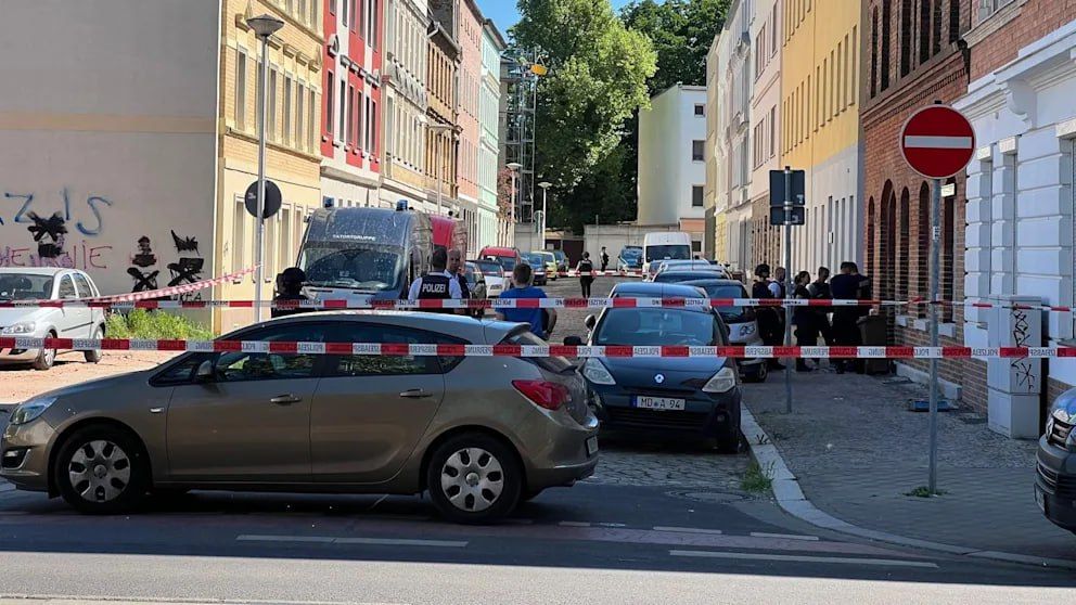 In Magdeburg hat ein großer Polizeieinsatz stattgefunden, nachdem eine Frau von einem Mann angeschossen wurde. Die „Bild“ berichtet, dass der Täter aktuell auf der Flucht ist. Die genauen Umstände der Beziehung zwischen Opfer und Täter sind noch unklar.